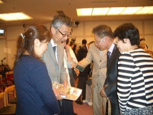 パウロ牧師と挨拶7月29日王牧師ご夫妻