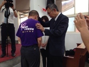 9月28日最後に王牧師も祈りを受けました。