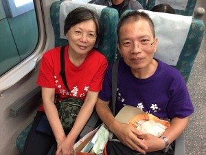 9月28日王議寛牧師と金英さん新幹線に乗って
