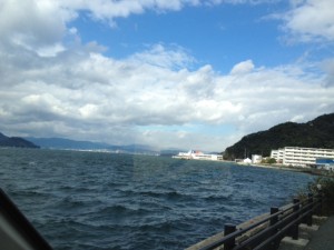 広島呉の海静かです。
